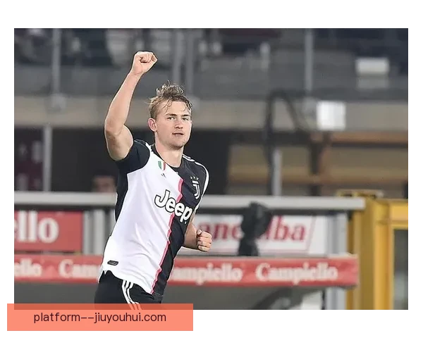 曼联官方确认德里赫特因沟通问题进入调整期状态引发球迷关注与期待