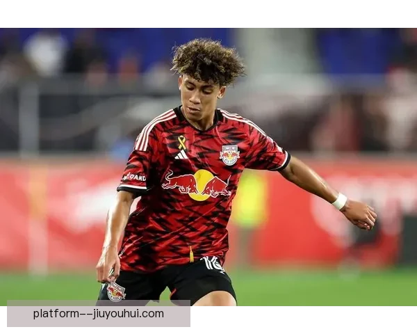 福斯贝里美职联首秀恶意犯规染红纽约红牛新援开局引爆舆论热议潮