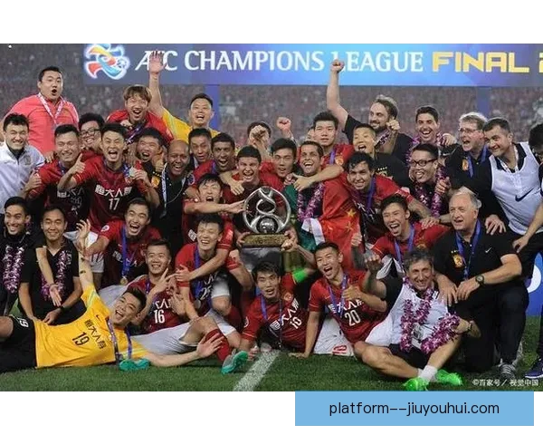 酒井宏树率队高举亚冠冠军奖杯庆祝辉煌胜利