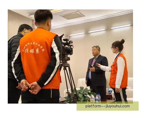 海耶斯荣膺年度女足最佳教练展现卓越执教风采